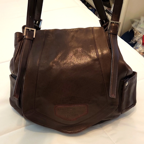 Tommy Hilfiger Handbags - 💥 LAST CHANCE 💥 Tommy Hilfiger Brown Leather Oversized Shoulder Bag